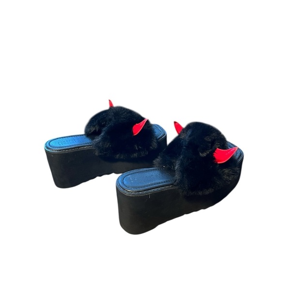 Current Mood “Fight my Demon Devil Horn Slides” Faux Fur Platform Slides Size 9 - Picture 4 of 7